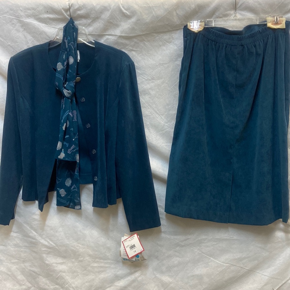 Leslie Faye NWT sz 12 Woman’s Blue Suit